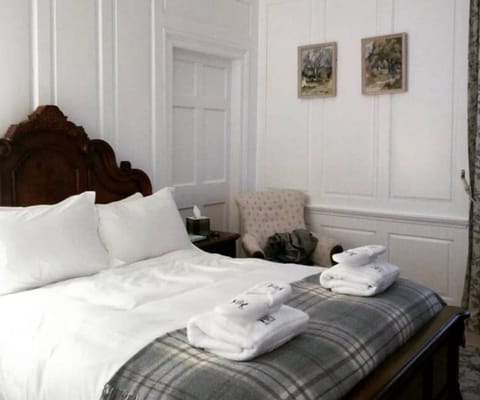 Classic Double Room, 1 Queen Bed, Bathtub | In-room safe, individually decorated, free WiFi, bed sheets