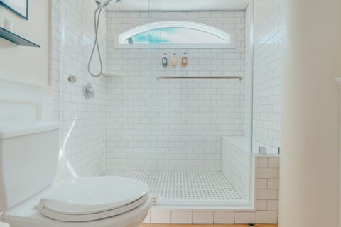 Deluxe Single Room | Bathroom | Shower, free toiletries, hair dryer, bathrobes