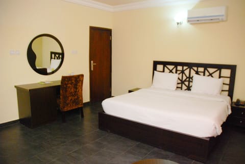 Premium bedding, in-room safe, desk, laptop workspace