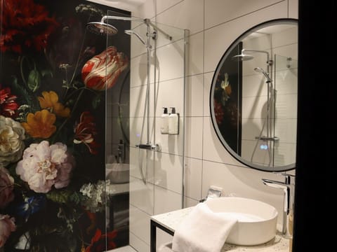 Deluxe Suite | Hypo-allergenic bedding, minibar, in-room safe, desk