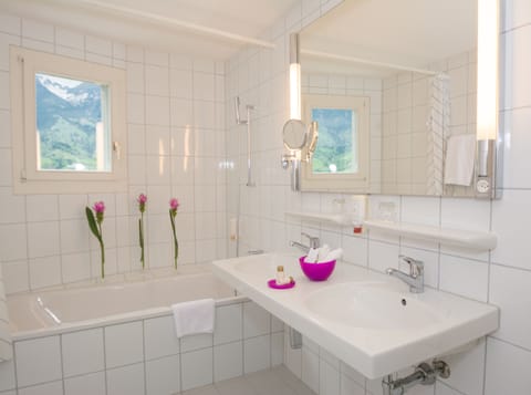 Comfort Double Room | Bathroom | Free toiletries, hair dryer, bathrobes, towels