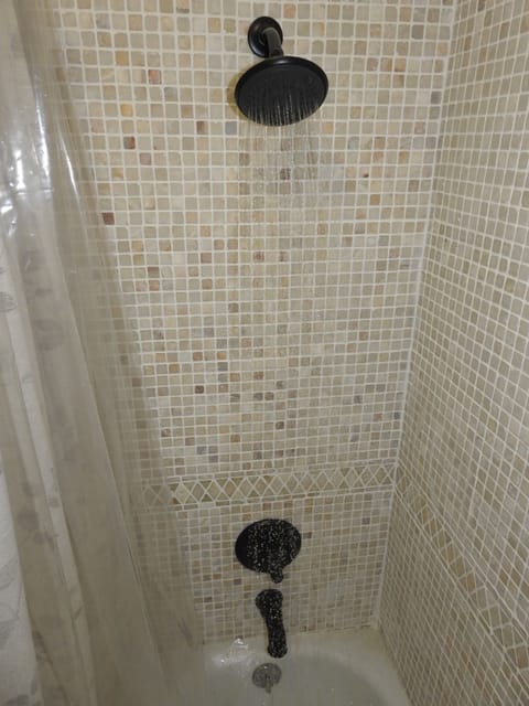 Standard Room, 1 Queen Bed | Bathroom | Free toiletries, hair dryer, towels