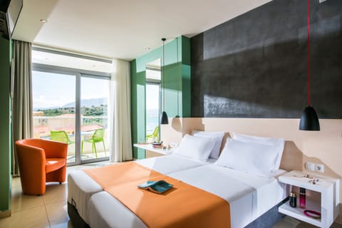 Hypo-allergenic bedding, in-room safe, desk, blackout drapes