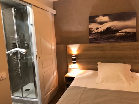 Standard Room, 1 Queen Bed | Bathroom | Shower, rainfall showerhead, free toiletries, hair dryer