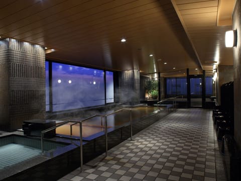 Sauna, hot tub, steam room, mud baths
