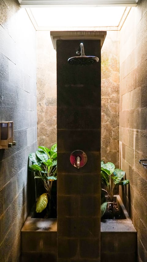 Suite, 1 King Bed | Bathroom shower