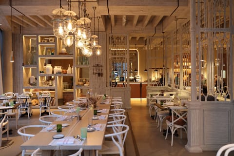 2 restaurants, breakfast, lunch, dinner served; Thai cuisine