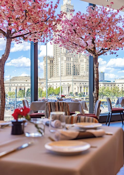 2 restaurants; breakfast, lunch, and dinner served