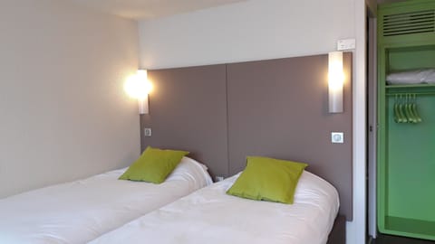 Standard Room, 2 Twin Beds | Desk, soundproofing, free WiFi, bed sheets