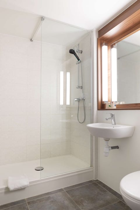 Combined shower/tub, eco-friendly toiletries, hair dryer, towels