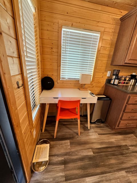 Deluxe Cabin, 1 Queen Bed, Non Smoking, Garden View | Living area