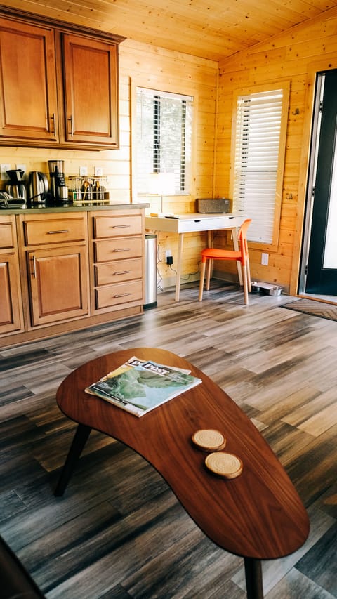 Deluxe Cabin, 1 Queen Bed, Non Smoking, Garden View | Living area