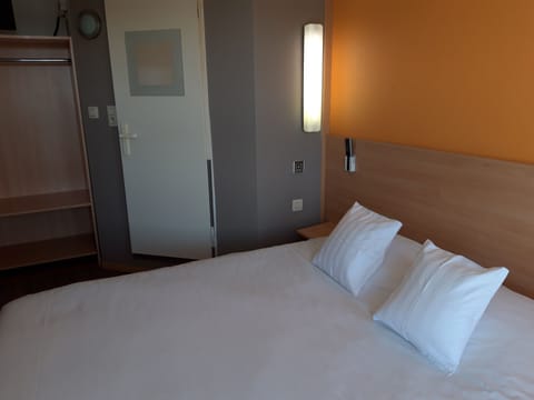 Standard Room, 1 Double Bed | Desk, soundproofing, free WiFi, bed sheets