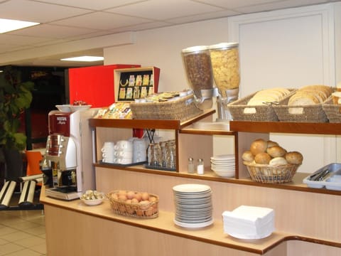 Daily buffet breakfast (EUR 7.80 per person)