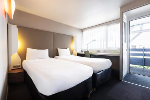 Standard Room, 2 Twin Beds | Premium bedding, desk, blackout drapes, soundproofing