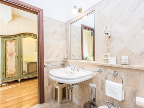 Suite | Bathroom | Free toiletries, hair dryer, bidet, towels