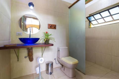 Suite, Private Bathroom, Garden View (Água) | Bathroom | Shower, towels, soap