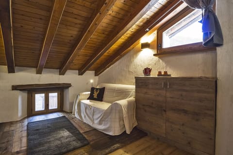 Comfort Suite, 1 Bedroom, Mountain View | Living area | 22-inch flat-screen TV with cable channels, TV