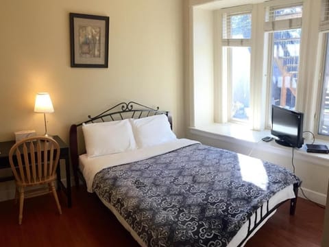 Comfort Double Room, 1 Queen Bed, Shared Bathroom | Desk, free WiFi, bed sheets