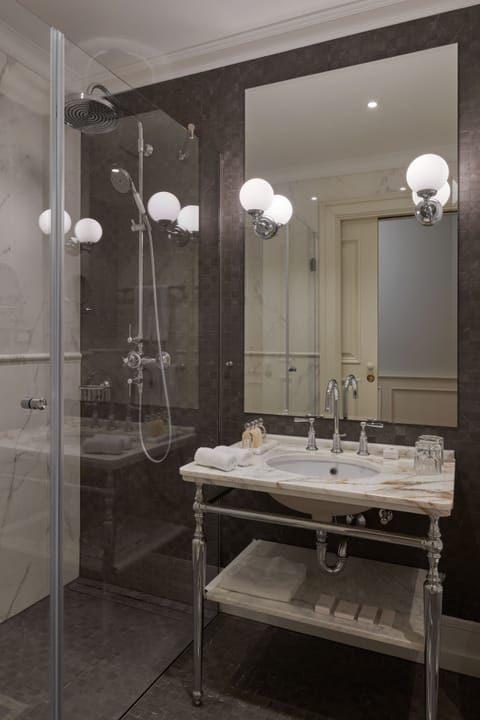 Premium Room, Sea View | Bathroom | Combined shower/tub, free toiletries, hair dryer, bathrobes