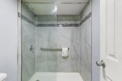 Standard Room, 1 King Bed | Bathroom | Free toiletries, towels