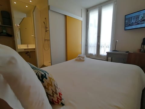 Standard Single Room | Premium bedding, in-room safe, desk, laptop workspace