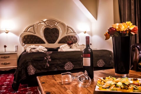 Suite | Minibar, in-room safe, desk, blackout drapes