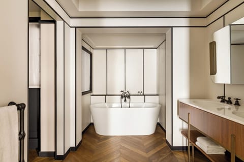 Suite Ulysse | Bathroom | Free toiletries, hair dryer, bathrobes, slippers