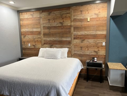 Standard Room, 1 King Bed | In-room safe, blackout drapes, iron/ironing board, free WiFi