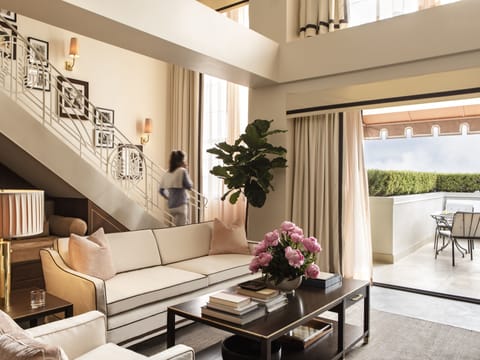 Townhouse Suite | Premium bedding, free minibar, in-room safe, blackout drapes