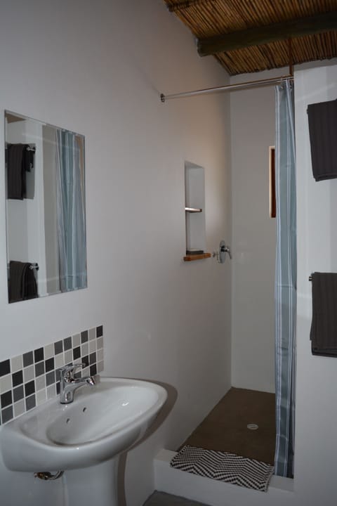 Double Room | Bathroom | Shower, free toiletries, hair dryer, towels