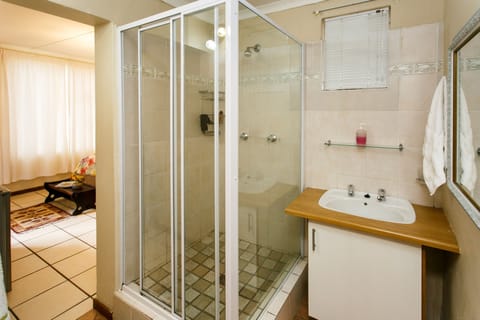 Room 7 | Bathroom | Shower, rainfall showerhead, free toiletries, hair dryer