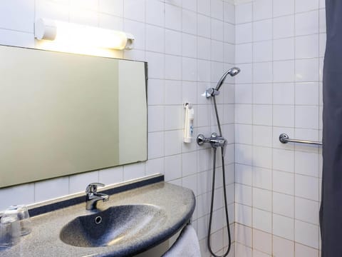 Desk, soundproofing, free WiFi, bed sheets