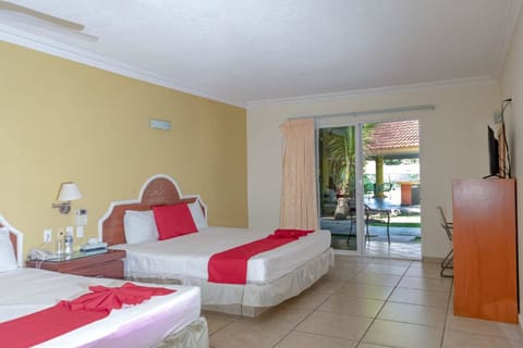 Superior Room with Air Conditioning | Desk, bed sheets