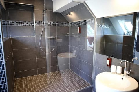 Shower, free toiletries, hair dryer, towels