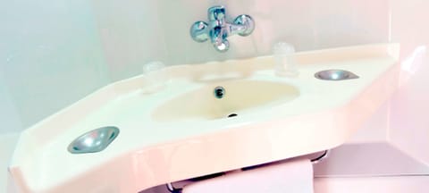 Shower, eco-friendly toiletries, towels