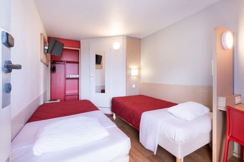 Standard Room, 2 Twin Beds | Premium bedding, desk, bed sheets