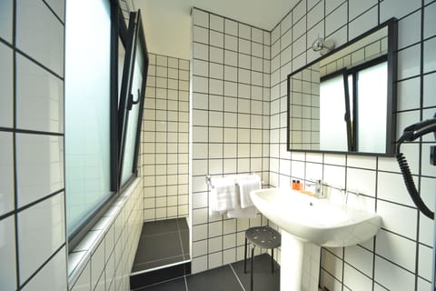 Twin Room | Bathroom | Free toiletries, hair dryer, towels, soap