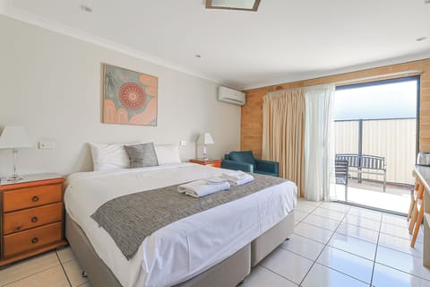 Executive King Room  | Premium bedding, minibar, desk, blackout drapes