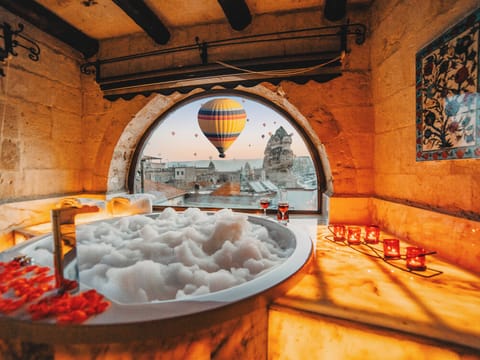 King Cave Suite | Minibar, in-room safe, individually decorated, individually furnished