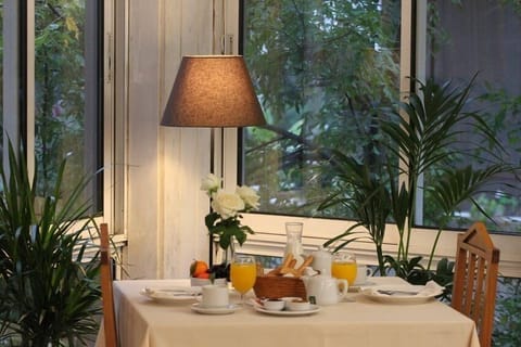 Daily buffet breakfast for a fee