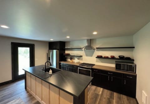 Premier Cabin | Iron/ironing board, free WiFi, bed sheets