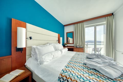 Premium Club Room, Balcony, Sea View | Hypo-allergenic bedding, minibar, in-room safe, desk