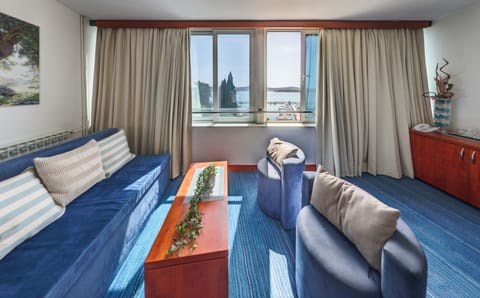 Suite | Hypo-allergenic bedding, minibar, in-room safe, desk