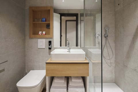 Superior Suite | Bathroom | Shower, free toiletries, hair dryer, towels