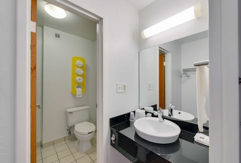 Combined shower/tub, towels