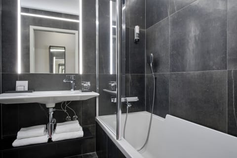 Suite | Bathroom | Free toiletries, hair dryer, towels