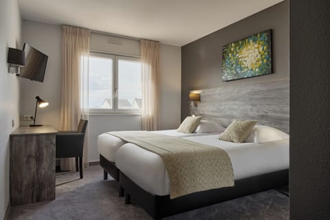 Twin Room | In-room safe, desk, blackout drapes, soundproofing