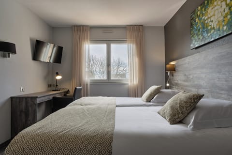 Twin Room | In-room safe, desk, blackout drapes, soundproofing