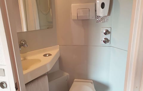 Shower, eco-friendly toiletries, towels